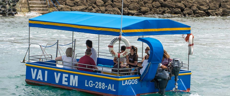 Kleinen Personenfähre „Vai Vem“, die Zum Meia Praia übersetzt. 