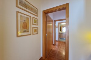 Flur zu den Schlafzimmern und Bädern