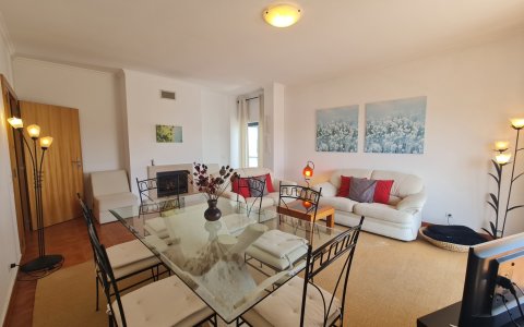 Wohnzimmer mit Essbereich