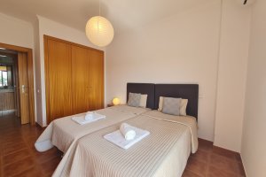 Schlafzimmer mit zwei Einzelbetten