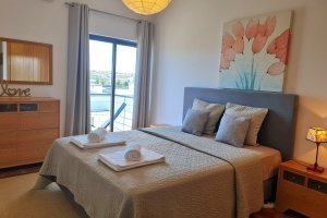 Schlafzimmer mit Doppelbett