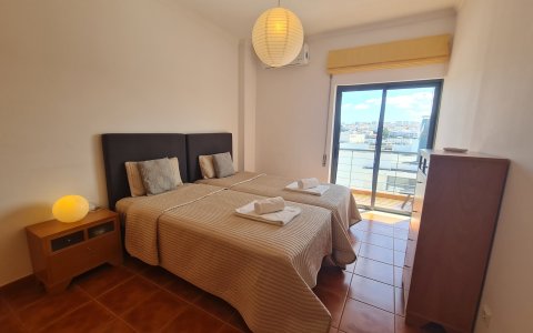 Schlafzimmer mit zwei Einzelbetten