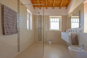 Badezimmer en suite mit Dusche im ersten Stock