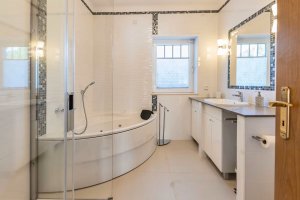 Badezimmer Erdgeschoß mit Dusche und Whirlbadewanne