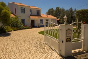 Einfahrt zur Villa Danina mit Parkplätzen