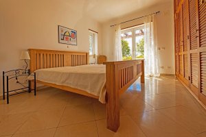 Schlafzimmer 1 mit Doppelbett und Klimaanlage Erdgeschoß