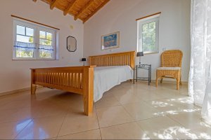 Schlafzimmer 2 mit Doppelbett und Klimaanlage Erdgeschoß