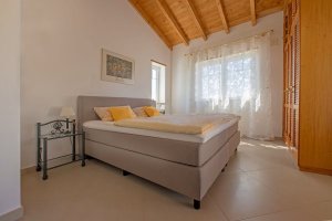 Schlafzimmer mit Doppelbett, Klimaanlage und Bad en suite obere Etage