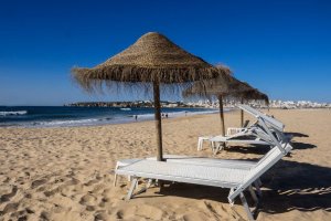 Strand Meia Praia Lagos mit Sonnenliegen
