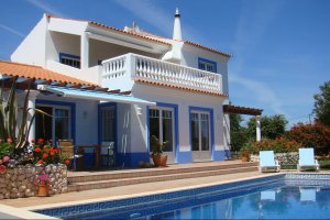 Überdachte möblierte Terrasse der Ferienvilla