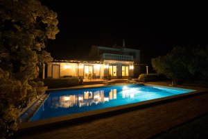 Villa Danina Abendstimmung mit beleuchtetem Pool