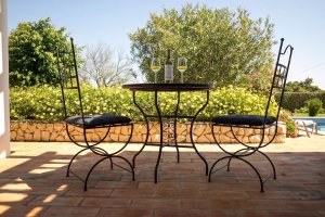 Villa Danina Lifestyle mit einem Glas Wein bei Sonnenuntergang