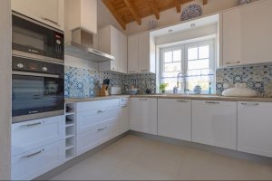 Voll ausgestatte Küche mit modernen Geräten der Ferienvilla Danina