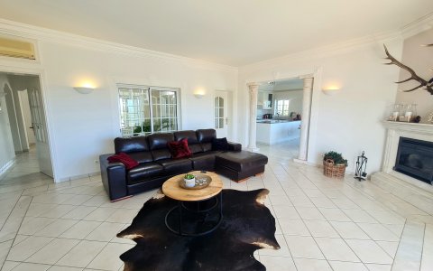 Villa Sanssouci an der Algarve Wohnbereich mit Klimaanlage und Kamin