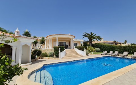 Villa Sanssouci mit großem Pool, Meerblick, BBQ & Klimaanlage in  Vale da Lama
