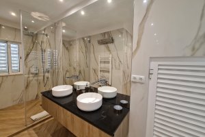 Villa Sanssouci modernes Bad mit Dusche en suite