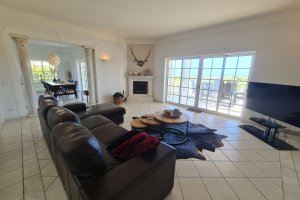 Villa Sanssouci Wohnbereich offen zum Essbereich mit Smart TV