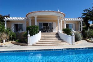 Villa Sanssouci 2,5 km zum Strand Vale da Lama