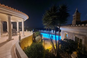 Villa Sanssouci Algarve Abendstimmung mit beleuchtetem Pool