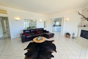 Villa Sanssouci an der Algarve Wohnbereich mit Klimaanlage und Kamin