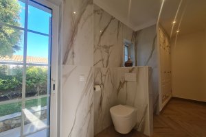 Villa Sanssouci modernes Bad mit Dusche und WC en suite