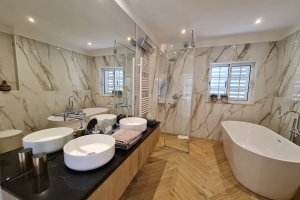 Villa Sanssouci nahe Lagos modernes Bad en suite