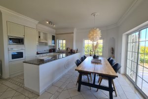 Villa Sanssouci stilvoller Essbereich offen zur voll ausgestatteten Küche