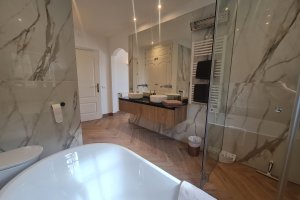 Villa Sanssouci modernes Bad mit Badewanne und Dusche en suite