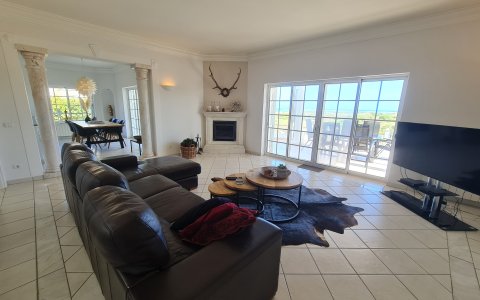 Villa Sanssouci Wohnbereich offen zum Essbereich mit Smart TV