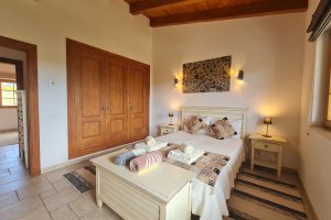 Villa do Paraiso Ferienhaus in Bensafrim Schlafzimmer mit Doppelbett, Klimaanlage und Bad en suite