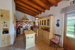 Villa do Paraiso moderne Küche mit Ausgang zur Terrasse der Ferienvilla bei Lagos