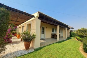 Villa do Paraiso Terrasse der Ferienvilla in Bensafrim