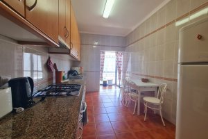 Küche mit angrenzendem Hauswirtschaftsraum