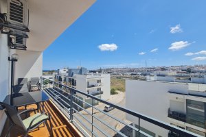 Möblierter Balkon mit Aussicht zum Meer