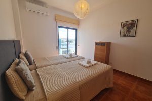 Schlafzimmer mit zwei Einzelbetten