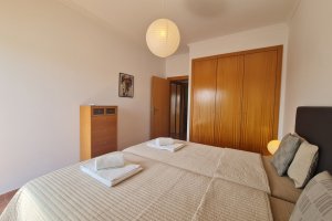 Schlafzimmer mit zwei Einzelbetten