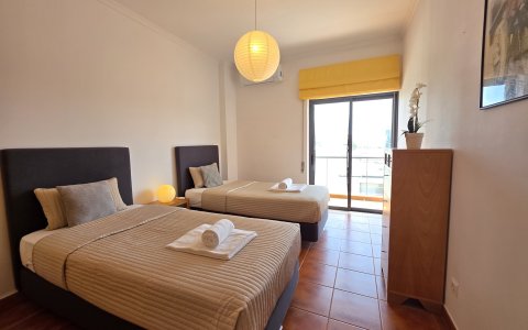 Schlafzimmer mit Einzelbetten und Klimaanlage