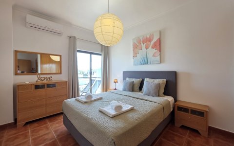 Schlafzimmer mit Doppelbet (1,60 m) und Klimaanlage