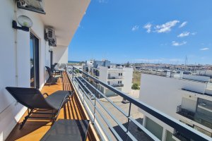 Wohnung mit möblierten Balkon und Meerblick