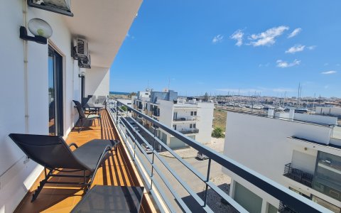 Wohnung mit möblierten Balkon und Meerblick