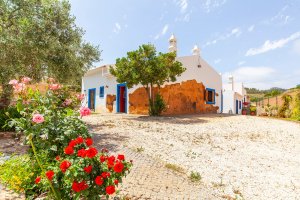 Ferienhaus Quinta Goncalves großzügiges Grundstück mit viel Privatsphäre und grüner Landschaft Stausee Barragem da Bravura