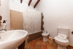 Quinta Goncalves Badezimmer mit Badewanne für entspannte Momente in der Ferienvilla bad badewanne (2)