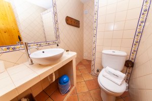 Ferienhaus Quinta Gonvalves modernes Badezimmer mit Dusche