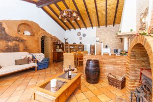 Quinta Goncalves helles Wohnzimmer mit Kamin und gemütlicher Atmosphäre