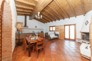 Helles gemütliches Wohn- Esszimmer in der zweiten Wohneinhait der Quinta Goncalves