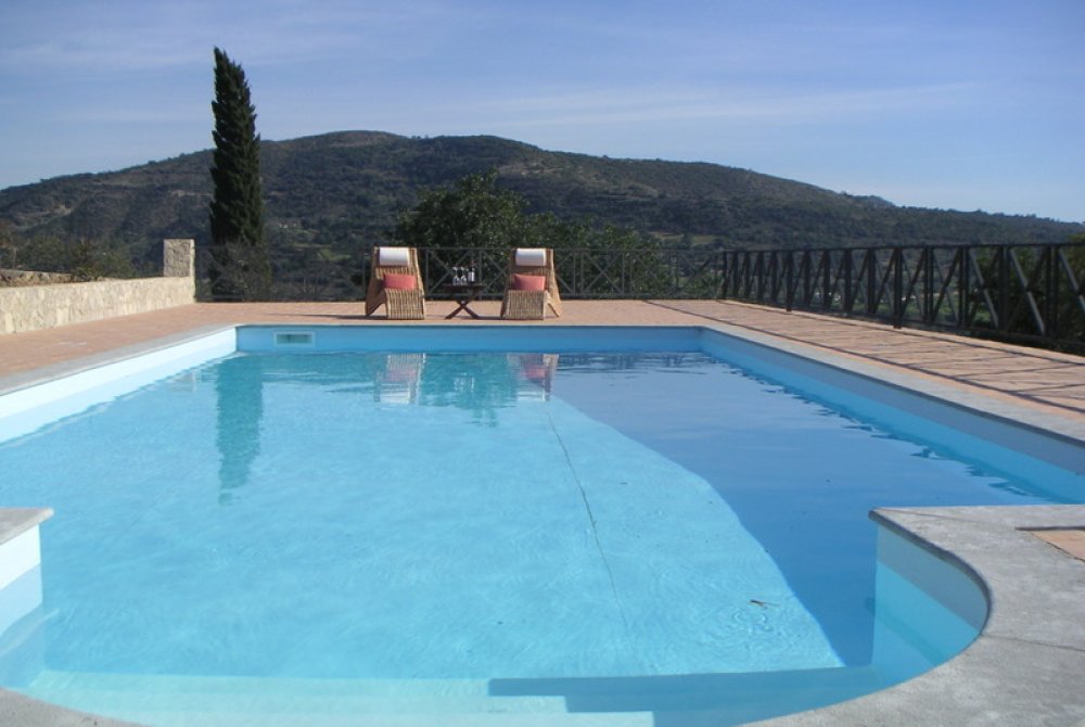 Pool und Sonnenterrasse