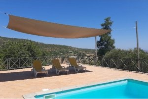 Poolterrasse mit Sonnensegel