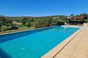 Pool mit Sonnenterrasse