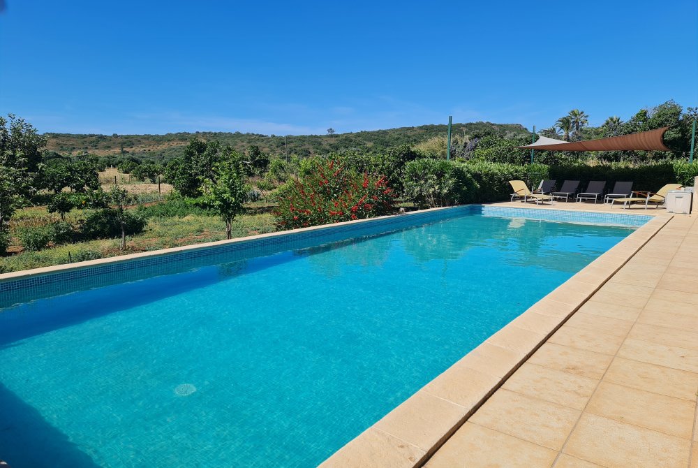 Pool mit Sonnenterrasse