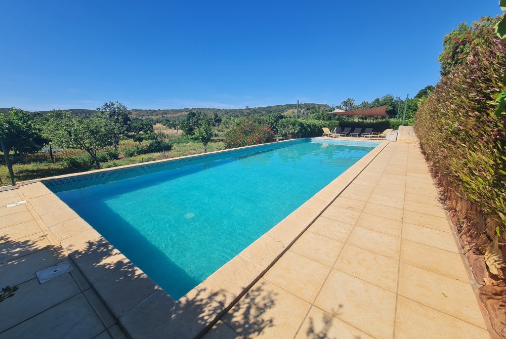 Pool mit Sonnenterrasse